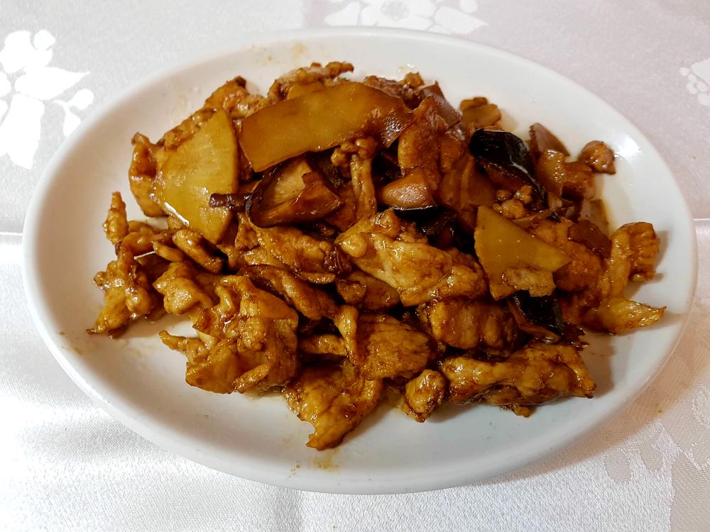 cerdo con bambu y setas